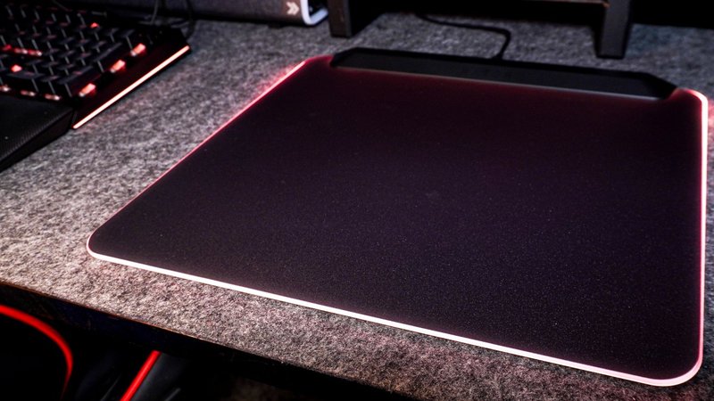 Tentar usar o mousepad rígido muito separado de um teclado full-size pode resultar em má postura e dores no pulso. (Imagem: Felipe Vidal/TecMundo)