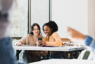 A nova lei proíbe o celular em sala, no recreio e atividades extraclasse. (Imagem: Getty Images/Reprodução)