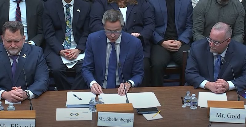 Luis Elizondo, Michael Shellengerger e Michael Gold, respectivamente. Crédito: GOP Oversight.