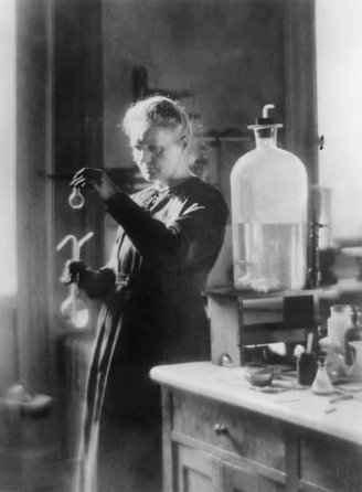 Os estudos de Marie Curie com a radioatividade foram pioneiros e deram origem a avanços significativos na física nuclear.