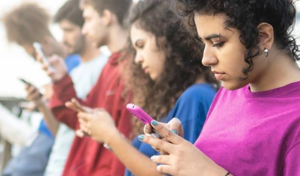 Exposição nas redes sociais pode causar problemas de autoestima e pressão por parte dos jovens (Imagem: GettyImages)