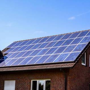Imagem de Governo aumenta para 25% imposto sobre painéis solares, e entidades criticam