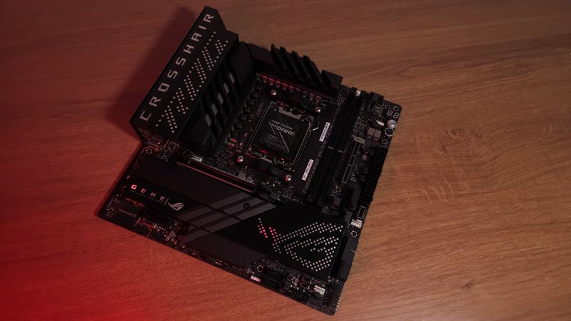 Adornos na carcaça tornam a ROG Crosshair X670E Gene mais premium (Imagem: Felipe Vidal/TecMundo)