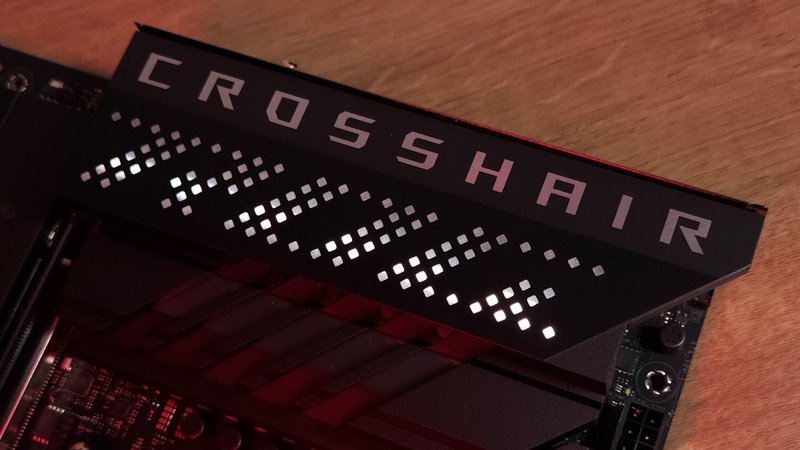 A ROG Crosshair X670E Gene não decepciona e entrega a robustez que os usuários entusiastas pedem (Imagem: Felipe Vidal/TecMundo)