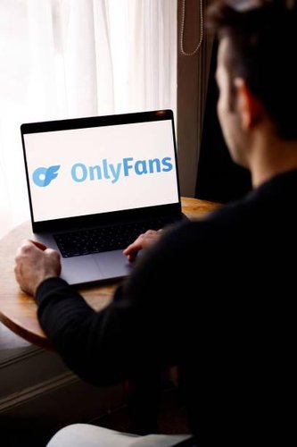 No OnlyFans, 80% dos lucros vão para o criador de conteúdo e o restante pertence à plataforma (Imagem: GettyImages)