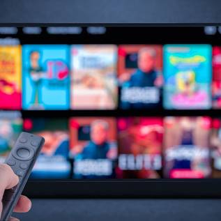 Imagem de Como transformar uma TV convencional em smart gastando pouco nesta Black Friday 