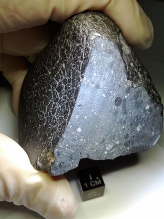 A imagem apresenta o meteorito NWA7034, ejetado de Marte há cerca de 2 bilhões de anos. Crédito: NASA.