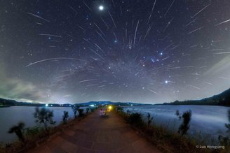 Chuva de meteoros Gemínidas sobre o céu da China.