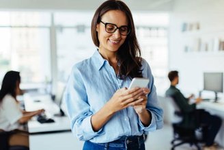 Fique atento ao uso excessivo de celular onde ele não necessário, como no horário de trabalho. (Fonte: GettyImages/Reprodução)