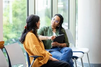 Em casos mais específicos, busque ajuda para se livrar do uso excessivo de telas. (Fonte: GettyImages/Reprodução)