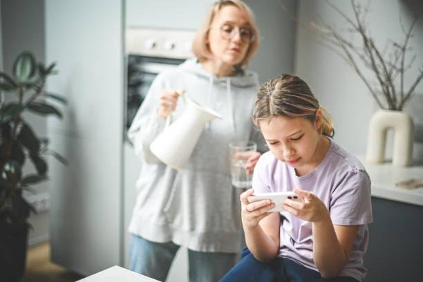 A lei prevê a vinculação dos perfis de menores às contas dos pais/responsáveis. (Imagem: Getty Images/Reprodução)