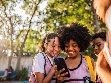PL que protege crianças e adolescentes na internet é aprovado no Senado