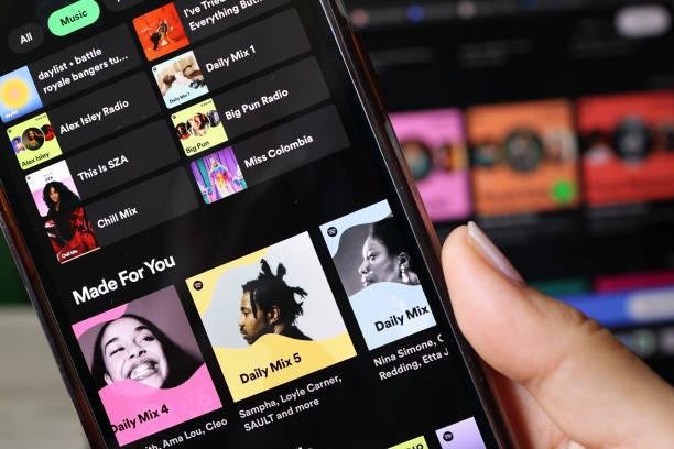 As versões modificadas liberam acesso a recursos exclusivos para assinantes do Spotify. (Imagem: Getty Images/Reprodução)