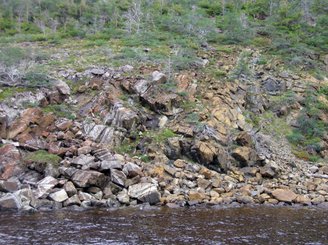 Ofiolitos em Newfoundland mostram o limite de Moho exposto na superfície terrestre. Fonte: WikiMedia Commons.