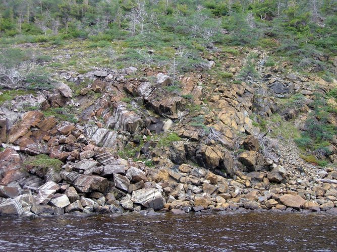 Ofiolitos em Newfoundland mostram o limite de Moho exposto na superfície terrestre. Fonte: WikiMedia Commons.