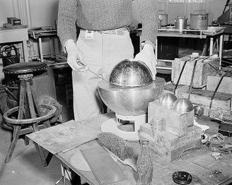 A reenactment of the 1946 incident with a screwdriver used to separate the two hemispheres.
