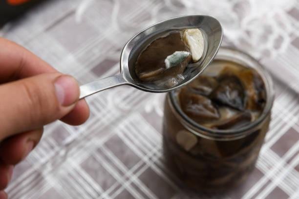 Nem sempre o alimento contaminado irá apresentar uma aparência ruim, mas é sempre importante se atentar para como está o invólucro de armazenamento. Fonte: GettyImages.