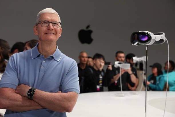 Cook no anúncio do Apple Vision Pro. (Imagem: GettyImages).