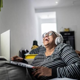 Imagem de Podcasts de comédia: 7 sugestões para dar boas risadas pelo Amazon Music