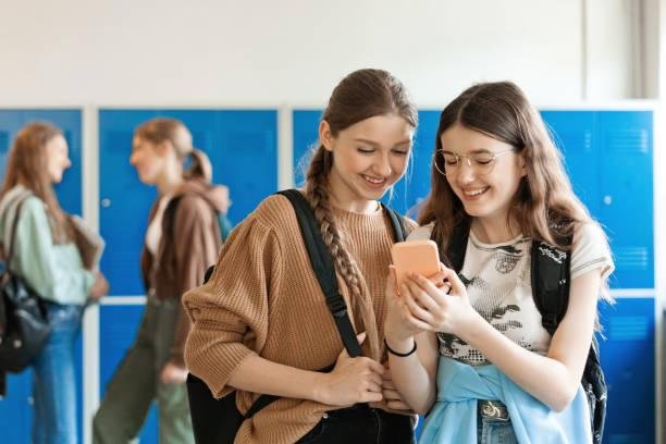 Segundo a lei, não é permitido usar o celular nem mesmo durante o recreio. (Imagem: GettyImages)