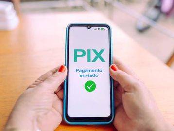 Pix supera dinheiro e é forma de pagamento mais usada em 2024