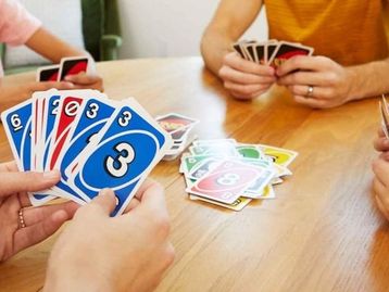 Jogos de cartas para receber os amigos: 10 sugestões por menos de R$ 60