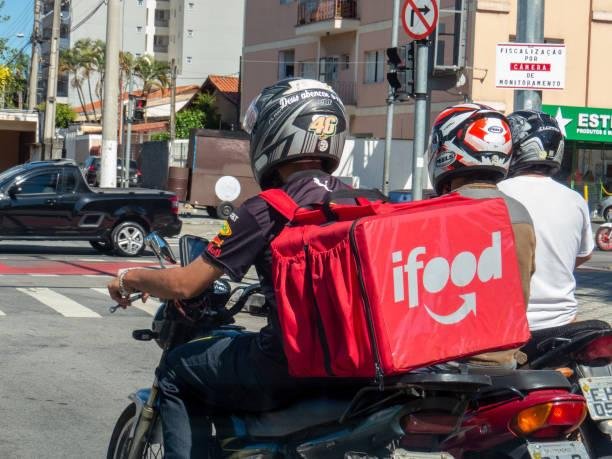 O iFood terá que registrar formalmente seus entregadores, conforme decisão do TRT2. (Imagem: Getty Images/Reprodução)