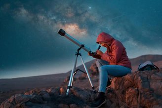 Observações astronômicas podem ser feitas a olho nu ou com auxílio de pequenos telescópios e binóculos.