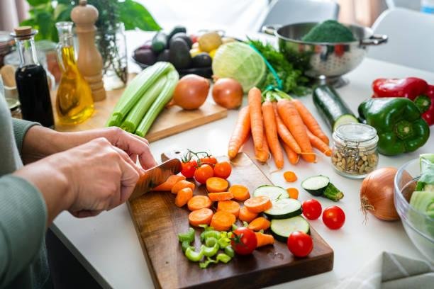 Boa alimentação e exercícios físicos são boas estratégias para manutenção das nossas células. Fonte: GettyImages.