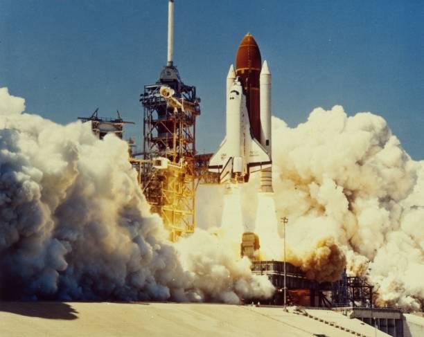 Lançamento do ônibus espacial challenger em janeiro de 1986.