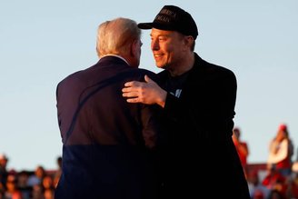 A participação de Elon Musk no governo de Donald Trump também deve interferir nos números da Tesla — e na venda de adesivos. (Fonte: GettyImages)