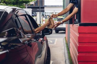 O físico e o digital passam a coexistir em uma experiência única e completa, como o drivethur.