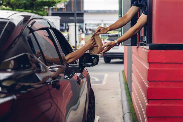 O físico e o digital passam a coexistir em uma experiência única e completa, como o drivethur.