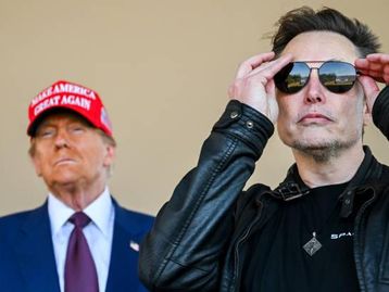 Donos de carros da Tesla estão usando adesivos para se distanciar de Elon Musk