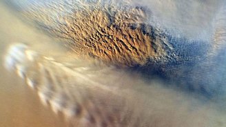 Tempestades de areia na superfície de Marte registradas pelo satélite Mars Reconnaisance Orbiter.