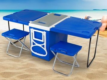 Cooler multifuncional: veja item que vira mesa e guarda as bebidas na praia