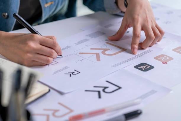 Em vez de se debruçar em papéis, use a IA para ajuda na criação de logos. (Fonte: GettyImages/Reprodução)