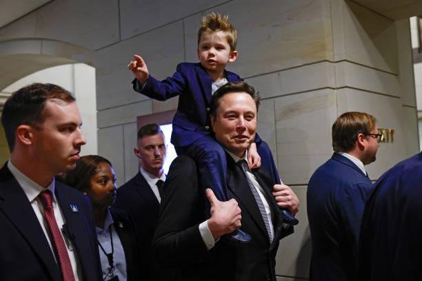 Musk e um dos filhos em um compromisso oficial. (Imagem: GettyImages)