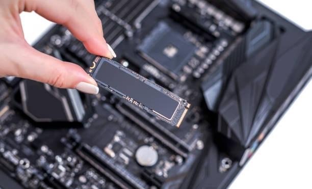 Diversas peças internas de computadores são vendidas como produtos OEM, como SSDs, HDs, placas-mãe e placas de vídeo.