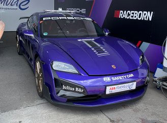 O outro safety car que roubou a cena: um Porsche Taycan Turbo GT de 1.034cv com pacote Weissach.