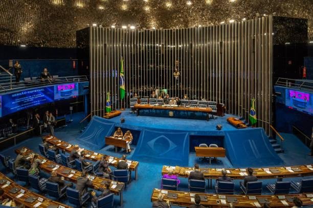 Depois de aprovada no Senado, a PEC 3/20 será debatida na Câmara dos Deputados. (Imagem: Getty Images/Reprodução)