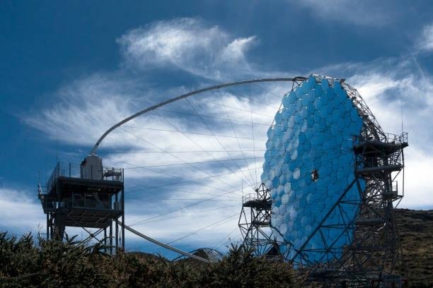 Existem vários tipos de telescópios, que não apenas veem os objetos, mas também captam seus sinais. Fonte: GettyImages.