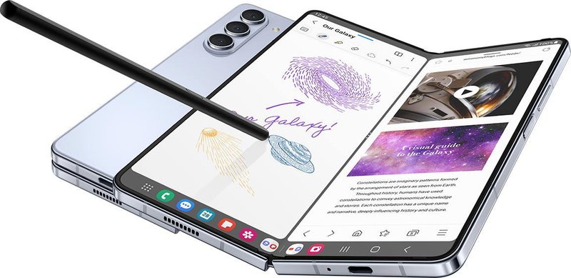 Galaxy Z Fold 5 tem o trunfo de ser um celular dobrável com carregamento por indução. (Fonte: Samsung/Divulgação)