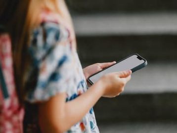 Senado aprova lei e restrição de celulares nas escolas deve começar em 2025
