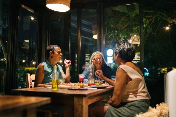 Timeleft coloca pessoas desconhecidas para compartilhar a mesma mesa de jantar em um restaurante. (Fonte: GettyImages/Reprodução)