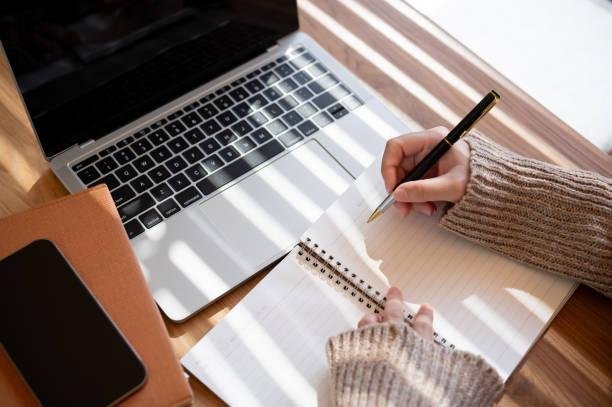 Os cursos grátis da plataforma ConectAI podem ser feitos de qualquer lugar, via internet. (Imagem: Getty Images/Reprodução)