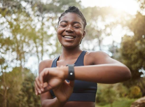 As pulseiras com altos níveis de PFHxA são muito utilizadas em smartwatches que rastreiam atividades físicas. (Imagem: Getty Images/Reprodução)