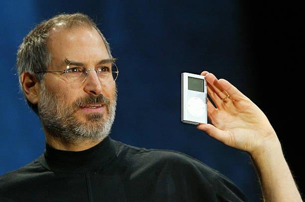 Steve Jobs e o iPod. (Imagem: GettyImages)