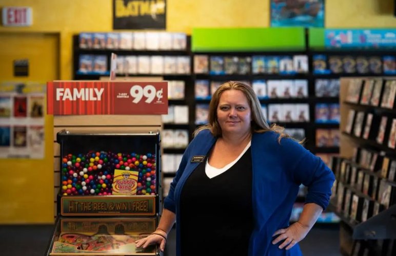 Debbie, dona e atendente da última Blockbuster do mundo. (Imagem: Blockbuster/Divulgação)