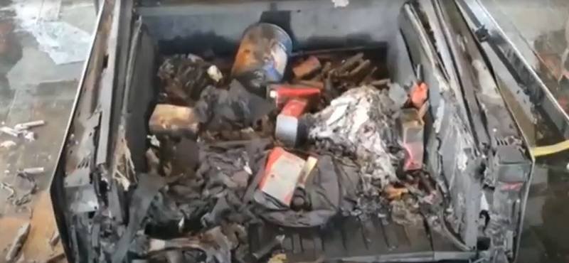 A traseira do veículo carregada de materiais suspeitos. (Imagem: NBC News/Reprodução)